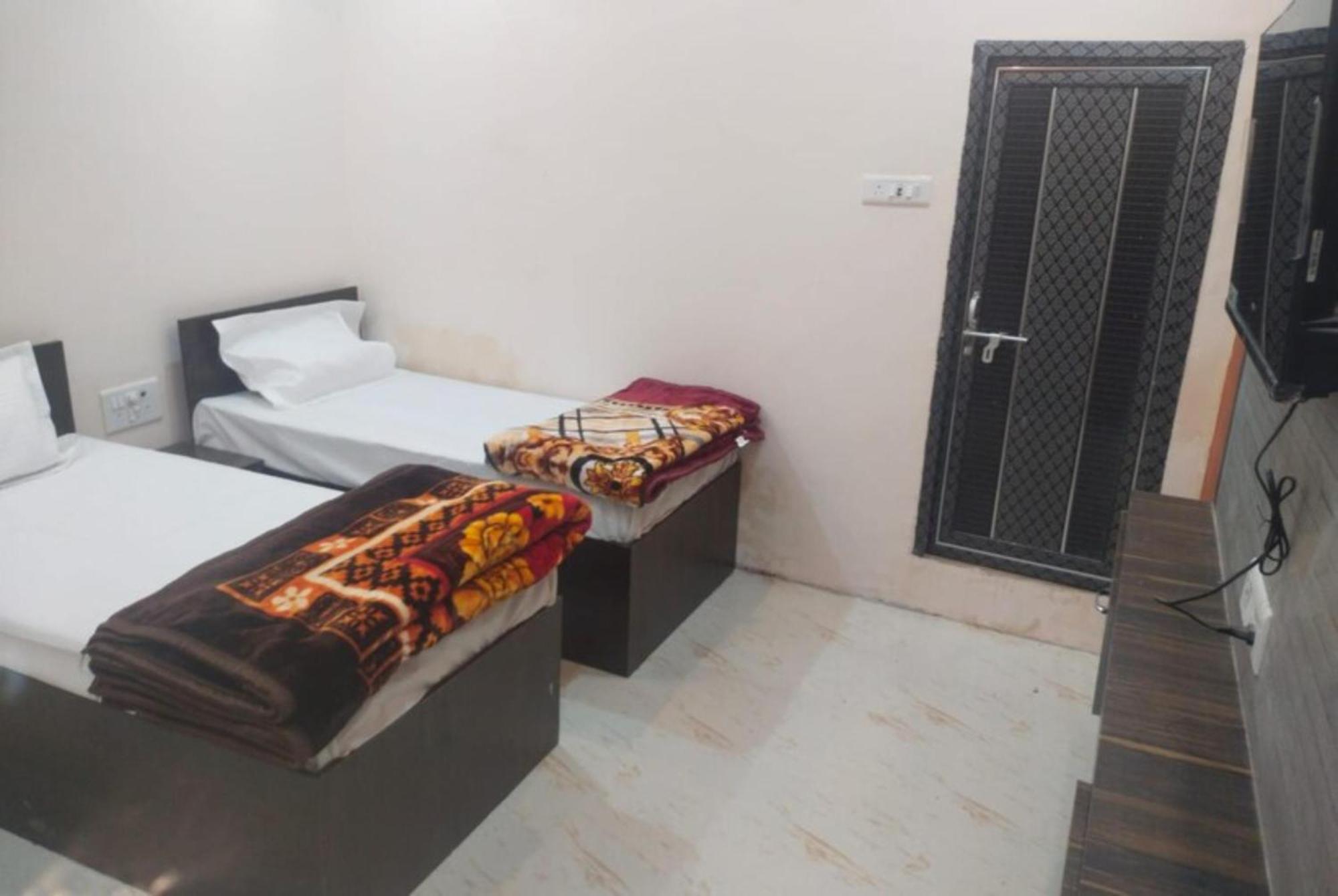 Goroomgo Paradise - Parking & Restaurant Available - Perfect Location And Comfortable * Varanasi