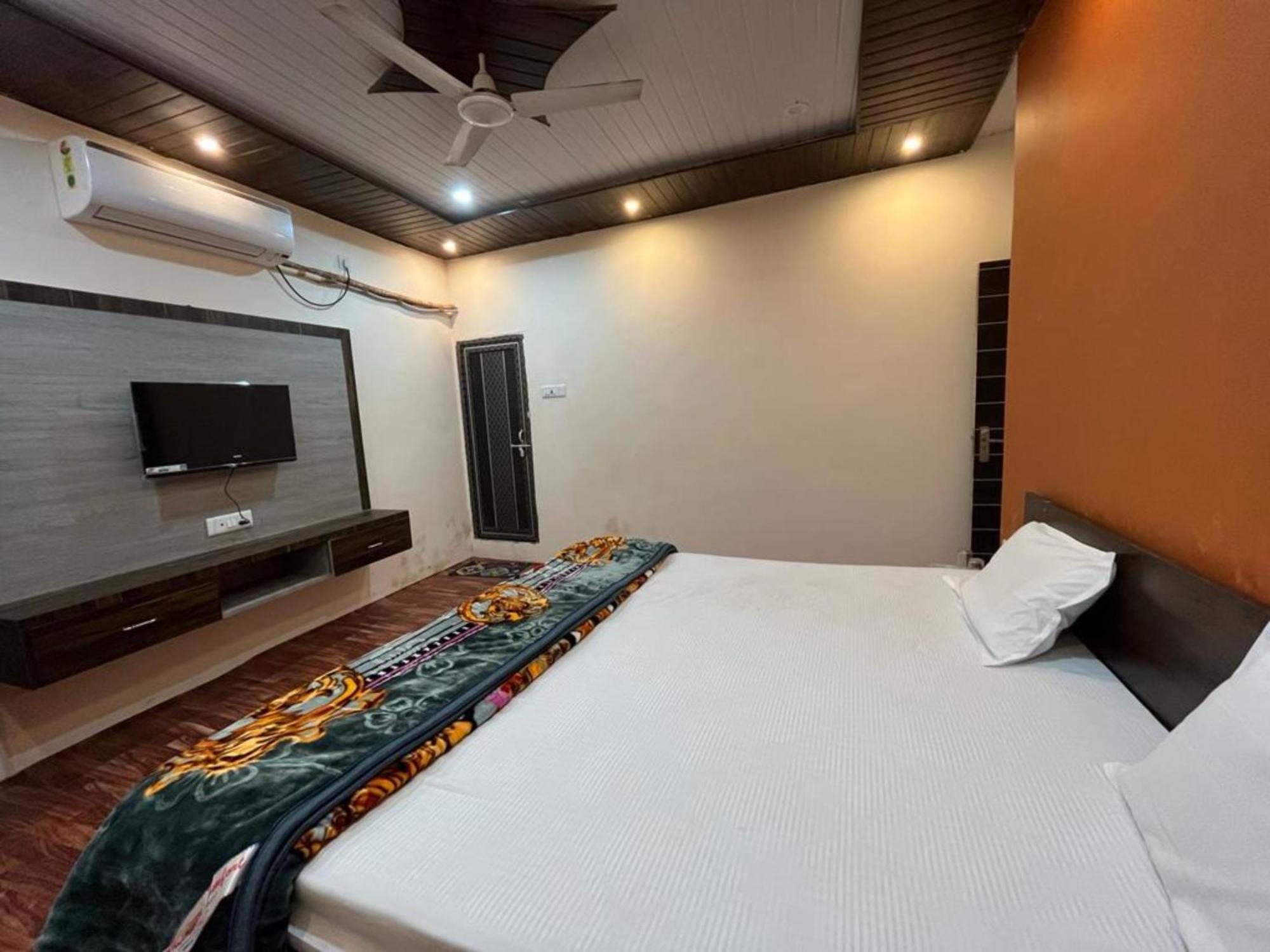 Goroomgo Paradise - Parking & Restaurant Available - Perfect Location And Comfortable Homestay