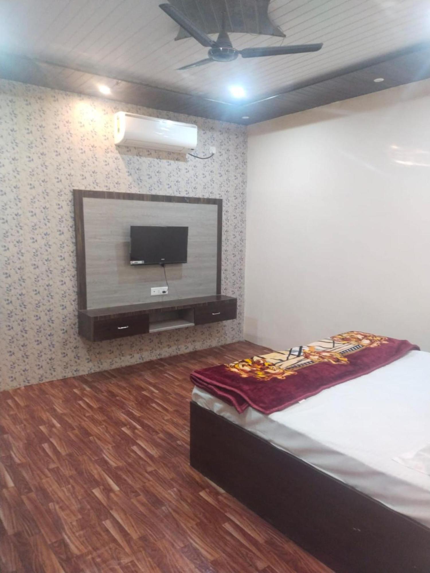 Goroomgo Paradise - Parking & Restaurant Available - Perfect Location And Comfortable *