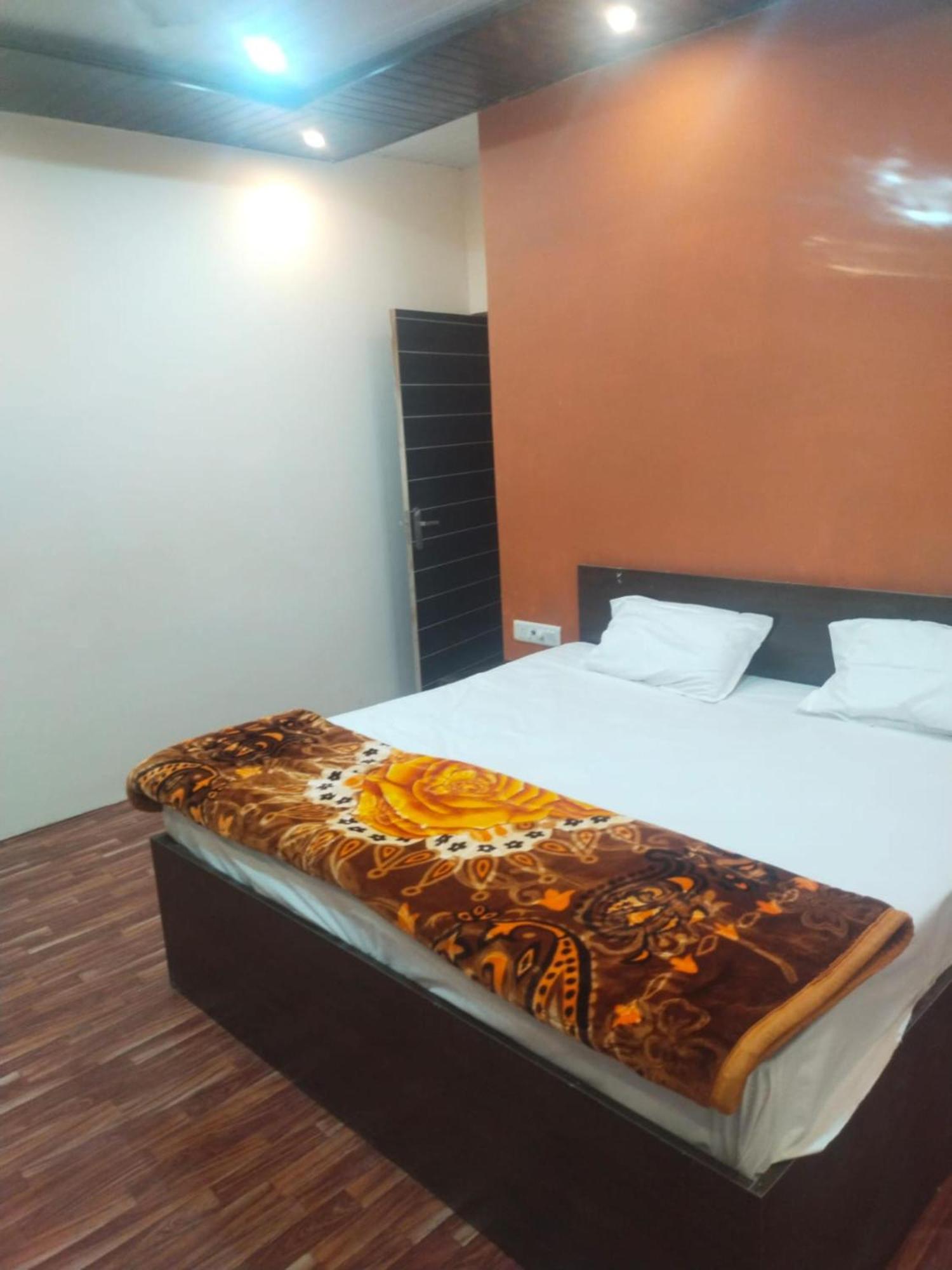 Goroomgo Paradise - Parking & Restaurant Available - Perfect Location And Comfortable Varanasi