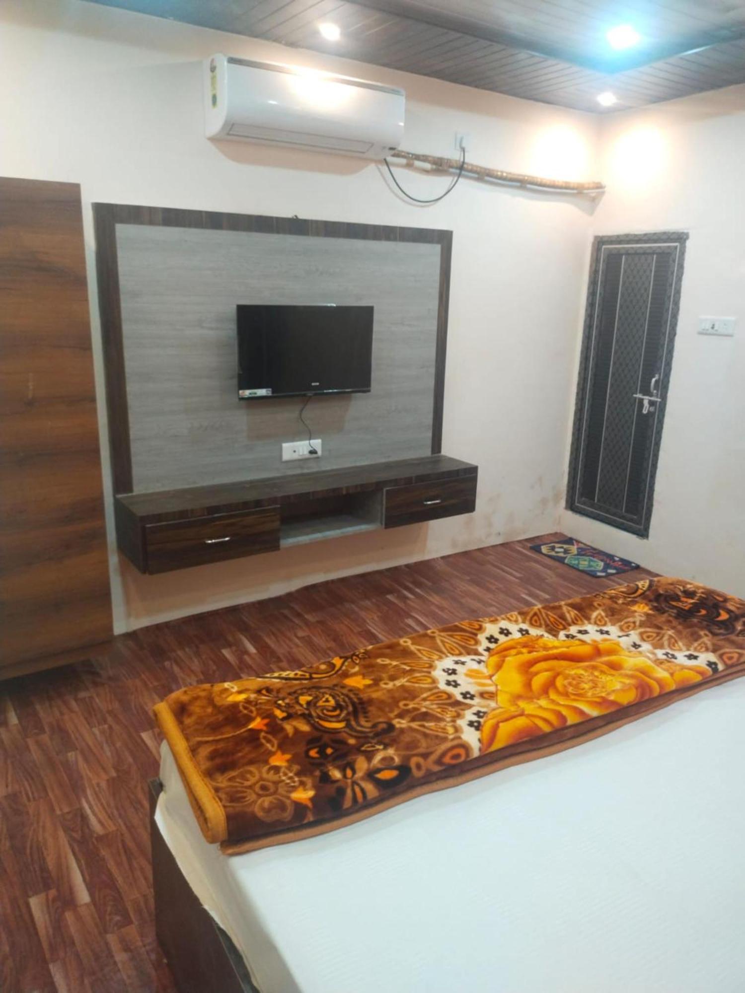 Homestay Goroomgo Paradise - Parking & Restaurant Available - Perfect Location And Comfortable *