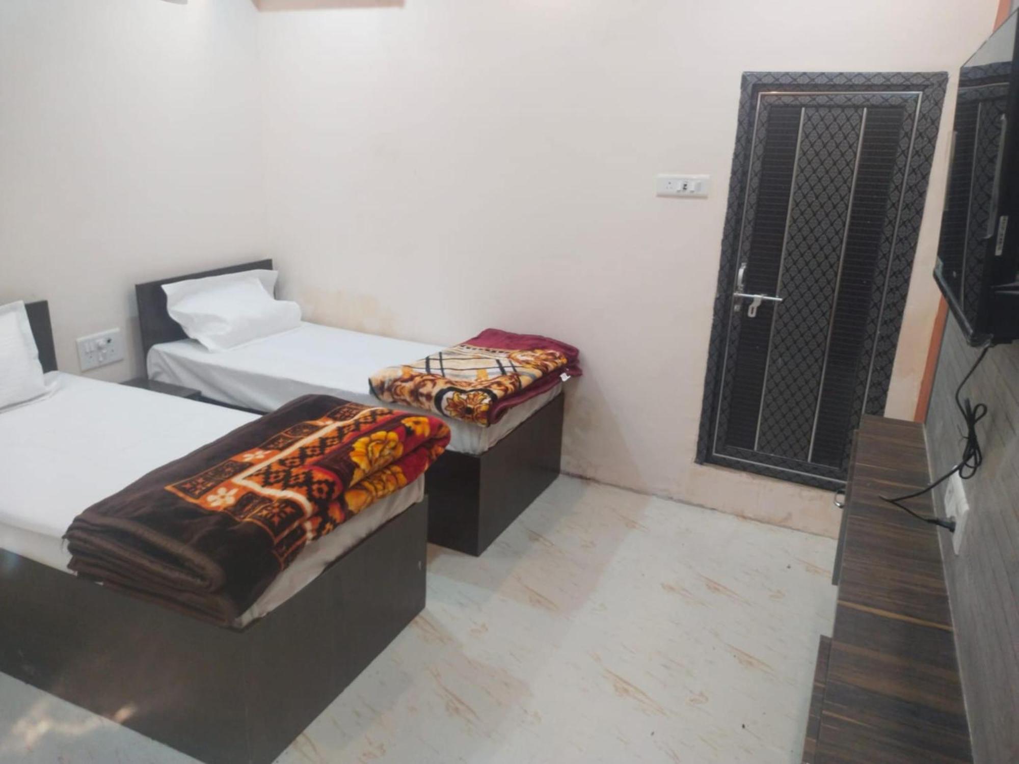 Goroomgo Paradise - Parking & Restaurant Available - Perfect Location And Comfortable Homestay *