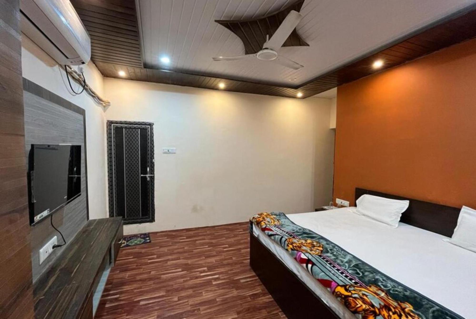 Homestay Goroomgo Paradise - Parking & Restaurant Available - Perfect Location And Comfortable *